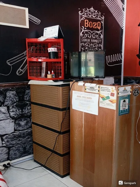 Sudut kasir BOZQ dengan logo pada dinding hitam